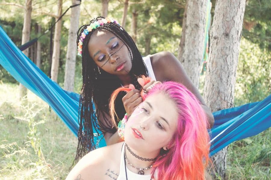 Deux amies se détendent dans un hamac